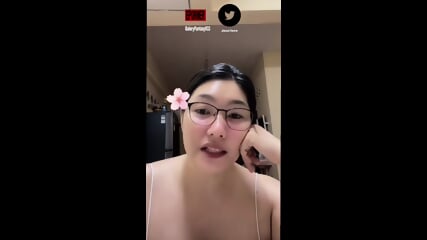 Em Tiktoker nhảy bốc lửa khách sạn 5 sao vụng trộm sau hậu trường livestream - Clip Hot Trend